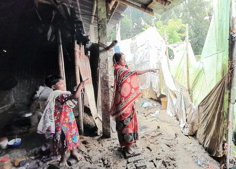 জরাজীর্ণ বসতঘরের দুটি কক্ষই কাদায় ভরা। এমন অবস্থায় ওই ঘরে পরিবার নিয়ে থাকছেন শিমু দে। গত শনিবার দুপুরে চট্টগ্রামের রাঙ্গুনিয়া উপজেলার স্বনির্ভর রাঙ্গুনিয়া ইউনিয়নের পেয়ার মোহাম্মদ বাড়ি এলাকায়